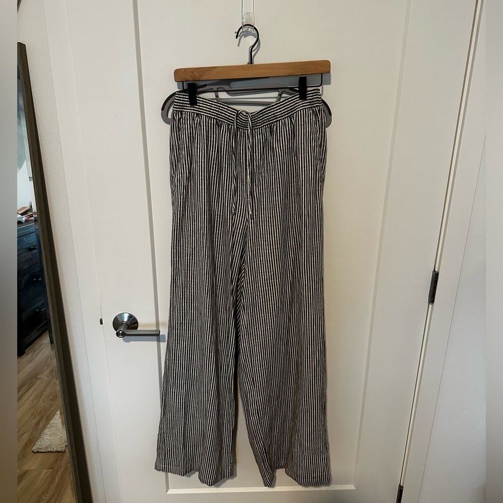 DONATING JAN 1- Grey stripe linen blend pants